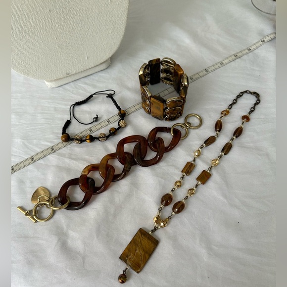 Set of neutral tone necklace and bracelet set - Picture 3 of 5